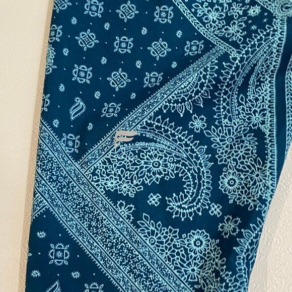 Fabletics PowerHold Blue Paisley Print Leggings Women’s High Waisted Compression - Picture 9 of 9